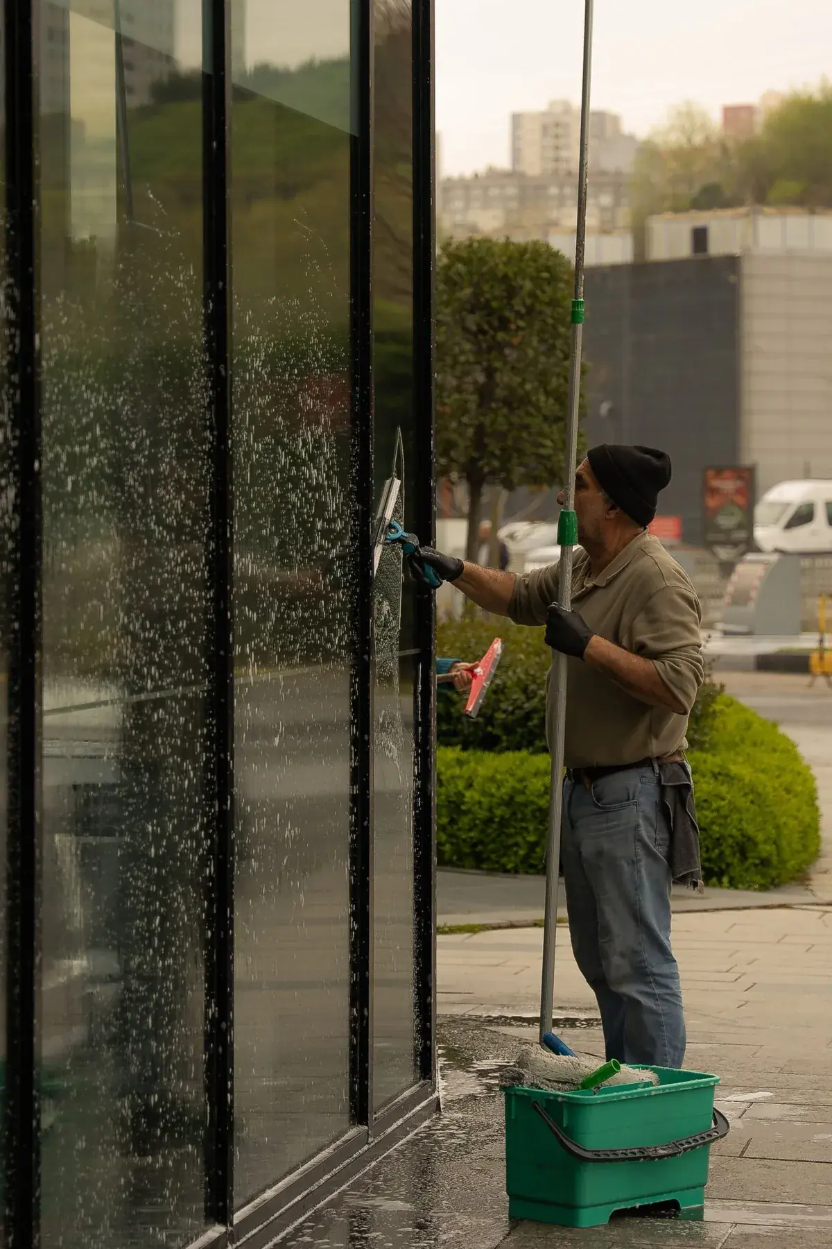Agent Klynera au travail sur la vitrine d'un commerce
